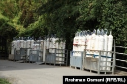 Boca sa kiseonikom ispred Kliničko bolničkog centra u Severnoj Mitrovici.