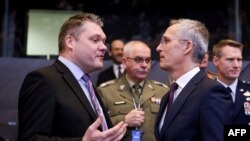 Finski ministar Mikko Savola i Jens Stoltenberg na ministarskom sastanku NATO-a u Briselu, februar 2023.