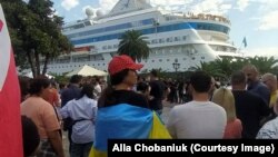 Марина Чобанян на акції протесту в Батумі (по центру)