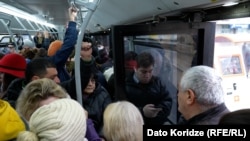 მეტრო "სარაჯიშვილამდე" მიმავალი ავტობუსი მგზავრებითაა გადავსებული.