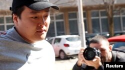 Južnokorejski preduzetnik u poslovima s kriptovalutama Hjeong Do Kvon tokom sprovođenja na sud u Podgorici, 24. mart 2023.