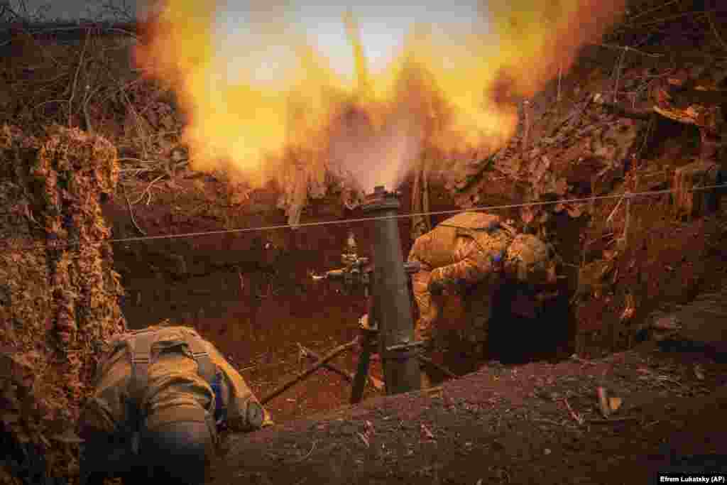 Ukrajinski vojnici iz 28. odvojene mehanizovane brigade 3. marta pucaju iz minobacača kalibra 122 mm na ruske položaje u blizini Bahmuta u ukrajinskoj Donjeckoj oblasti. Uprkos gubitku teritorija u istočnim regionima, brojčano nadjačani i slabije naoružani vojnici Ukrajine vode žestoke borbe sa snagama Kremlja, iako su pod pritiskom velike nestašice municije.