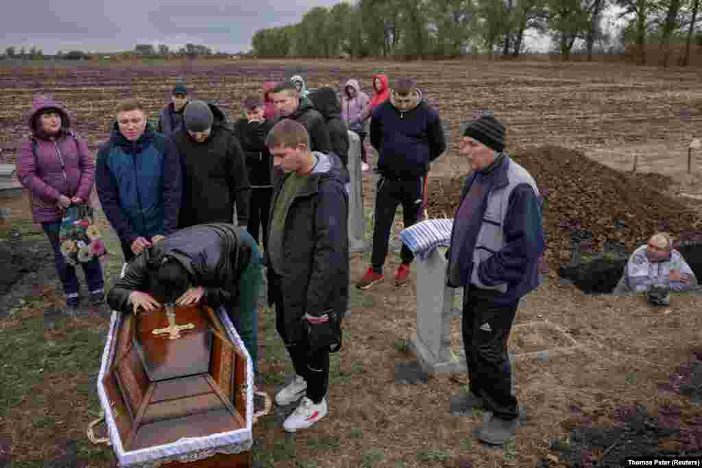 Всі вони прийшли на поминки свого односельця, який загинув на фронті. Люди зібралися у місцевому кафе-магазині. Туди і влучила російська ракета – імовірно, «Іскандер»