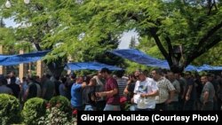 გაფიცული ჭიათურელი მაღაროელები მსვლელობის დაწყებამდე