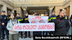 ჟურნალისტები, რომლებიც პარლამენტში არ დაუშვეს, პარლამენტთან აქციას მართავენ.