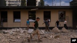 Rašišćavanje oštećene vladine zgrade u Kijevu, 2. avgust 2023.