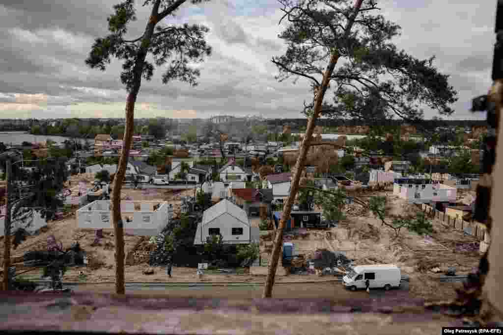 Najmanje deset zemalja, kao i međunarodne organizacije i volonteri, uključeni su u proces rekonstrukcije.