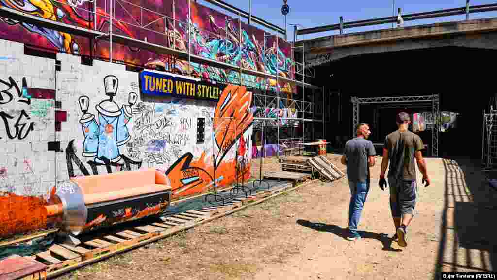 Međunarodni festival "Meeting Of Stiles" (MOS) je međunarodna mreža grafiti umetnika i poštovalaca, koja je počela u Nemačkoj 2002. godine. U prvom izdanju na Kosovu je dobila titulu "Najbolje prvo izdanje".