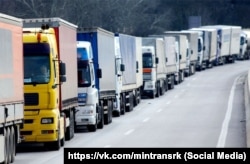 Фуры на трассе, иллюстрационное фото