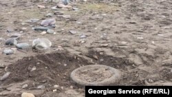 თვითმხილველის თქმით, სანაპიროზე ჯაჭვებით მიმაგრებული ბატუტი უეცრად ამოვარდნილმა ქარმა მოწყვიტა.