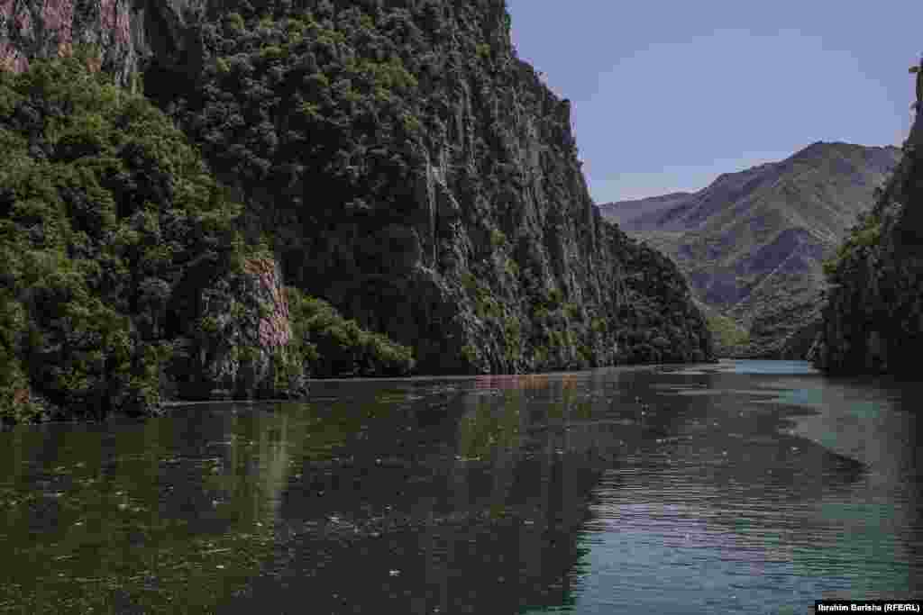 Jezero se prostire na površini od 34 kvadratna kilometra, dok mu je širina oko 400 metara.&nbsp;