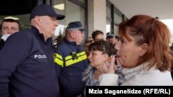 აქონდროპლაზიის დიაგნოზის მქონე ბავშვების მშობლები ჯანდაცვის სამინისტროსთან გამართულ აქციაზე