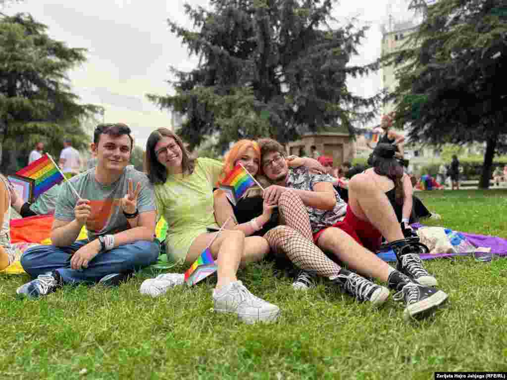 Zastave LGBT u rukama učesnika parade.