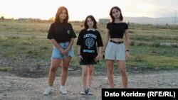 მარიამი, ოლიკო და მარიამი ინტერვიუს ჩაწერის დროს, წეროვნის დასახლების შემოგარენში, 2023 წლის 28 ივლისის საღამო.