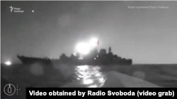 სკქრინშოტი ვიდეოდან: უკრაინის საზღვაო დრონი უახლოვდება სადესანტო გემ "ოლენოგორსკი გორნიაკს"