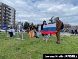 რუსები ემიგრანტები ბელგრადში რუსეთის პრეზიდენტის არჩევნების წინ. მარტი 2024: "პუტინი - არა რუსეთი"