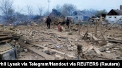 «Сьогодні (28 жовтня – ред.) ворог двічі цілив по Нікопольщині з важкої артилерії. Спершу вдарив по районному центру. У місті пошкоджені 3 приватні будинки та лінія електропередач», – Сергій Лисак