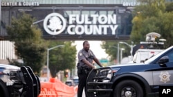 Policija ispred suda u Atlanti, 14. avgust 2023.