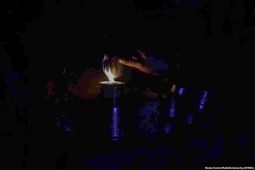 Vojnik pali sveću, jedini izvor toplote i svetlosti u rovu...