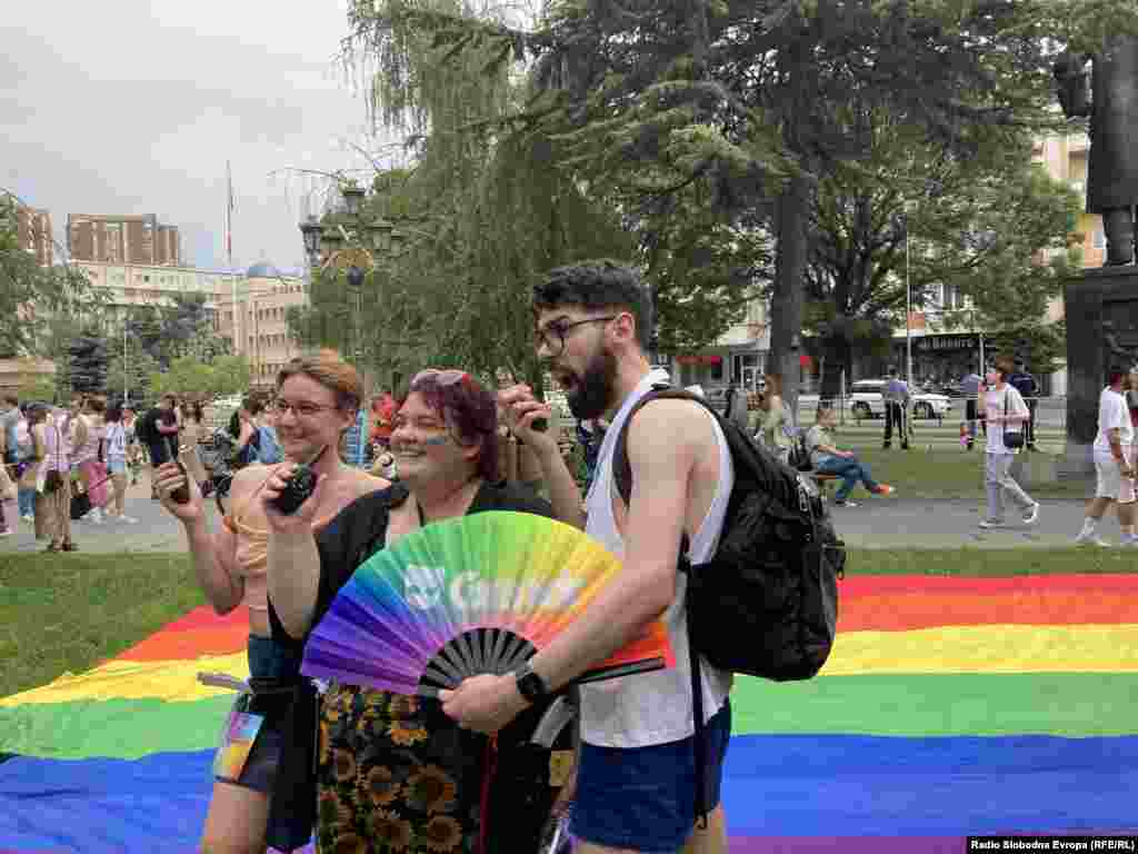 Učesnici skopskog prajda, 24. juna 2023. u parku "Žena-borac" u Skoplju.
