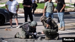 Izraelski vojnici ispituju ostatke rakete u Shlomi, sjeverni Izrael, 6. aprila 2023.