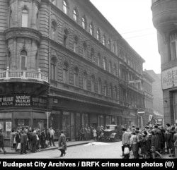 Gomila se okuplja oko pokrivenog tijela osobe u Budimpešti.