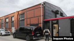 Policijska ispred kuće braće Tejt u Piperi, u rumunskom okrugu Ilfov, 21. avgust 2024.