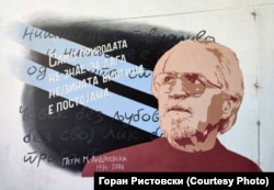Petre M.Andreevski na muralu Gorana Ristovskog, april 2024.