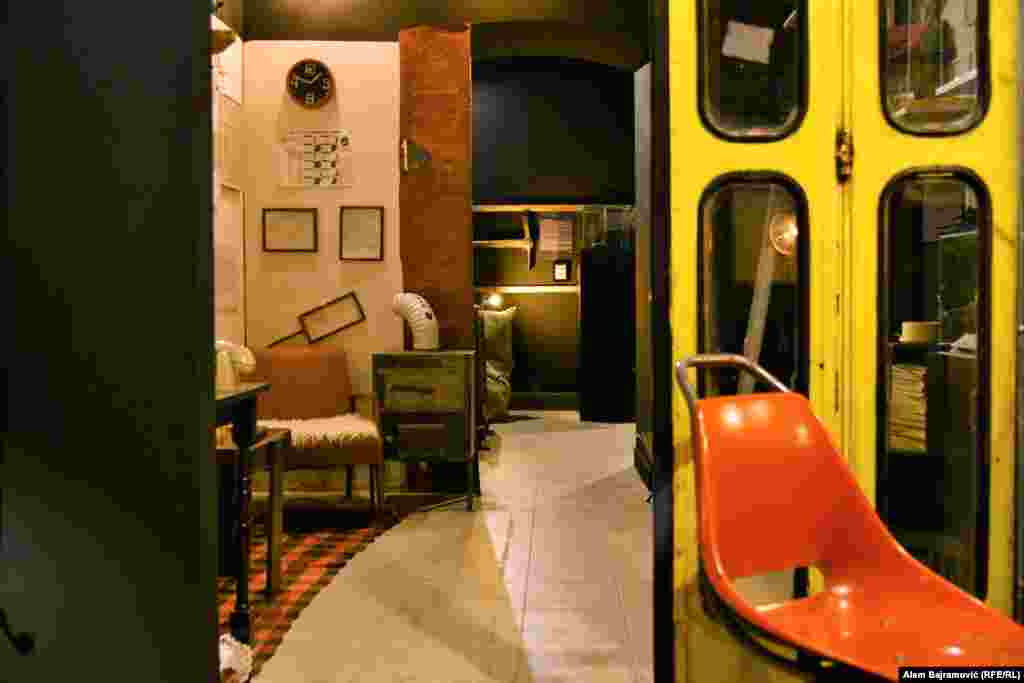 Osim toga, želja im je bila vratiti sjećanje na rad pekara u ratu, pogrebnog društva "Bakije", funkcionisanje tramvaja, rad vatrogasaca i druge pojave iz ratne svakodnevnice.