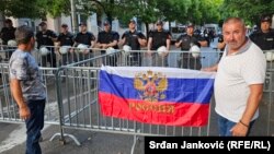 Zastava Rusije, kao dio ikonografije pred Vladom Crne Gore, Podgorica, 22. maja 2024.