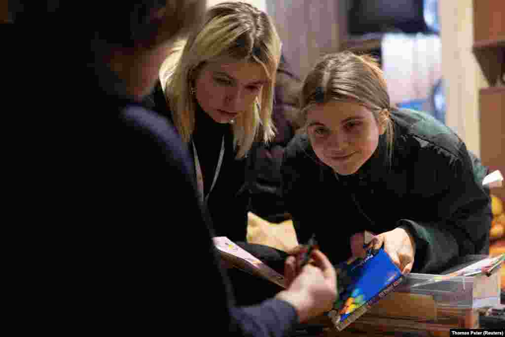 Упродовж останніх восьми місяців волонтерки Світлана Корзун і Валерія Безклуба приїжджають, щоб провести принаймні одну-дві години із кожною дитиною в селі. «Я роблю це не «для галочки». Я реально хочу допомогти», – каже Світлана