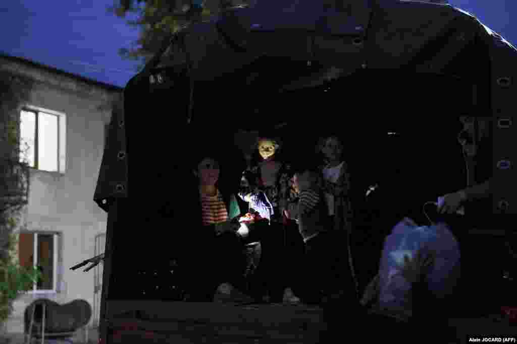 Беженцы в грузовике на юге Армении в ожидании поездки в Ереван. Госсекретарь США Энтони Блинкен призвал 26 сентября президента Азербайджана Ильхама Алиева защитить мирное население Нагорного Карабаха 