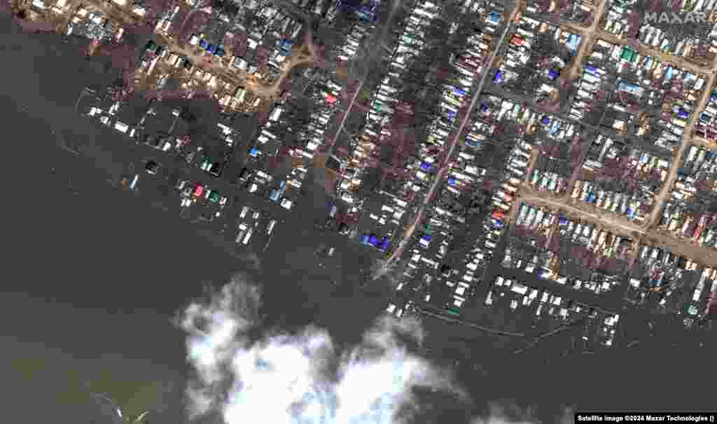 Poplave u stambenim područjima u blizini Akbulaka. Situacija ostaje akutna u dijelovima zapadnog Sibira, gdje se vrhunac očekuje za tri do pet dana, te u nekim područjima u okolini rijeke Volge.