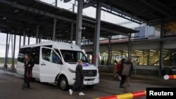 Ljudi izlaze iz autobusa na graničnom prijelazu iz Rusije na graničnom prijelazu Vaalimaa, Finska 29. septembra 2022.