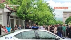 Demonstranti u Zvečanu ometali vozilo kosovske policije Demonstranti u Zvečanu ometali vozilo kosovske policije