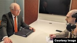 გერმანიის ყოფილი ელჩი აშშ-ში, ვეტერანი დიპლომატი ვოლფგანგ იშინგერი ინტერვიუს აძლევს რადიო თავისუფლების ჟურნალისტს, ვაჟა თავბერიძეს. უსაფრთხოების საერთაშორისო კონფერენცია, მიუნხენი, გერმანია. თებერვალი, 2023 წ.