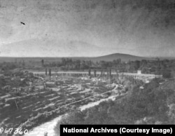 Rijeka Hrazdan teče kroz Jerevan. U pozadini se vidi planina Ararat.