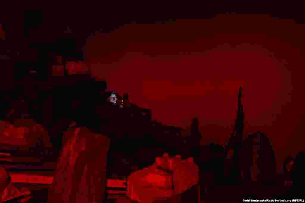 Neidentificirani vojnik s mobitelom u ruci prije napada 11. maja. Pred zoru 11. maja, dok su se vojnici pripremali za napad u kojem će Ivan izgubiti život, fotograf Naznenko priča da vojnika nije primijetio.