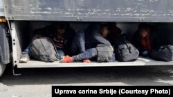 Fotoarhiv: Migranti u kamionu kroz Srbiju