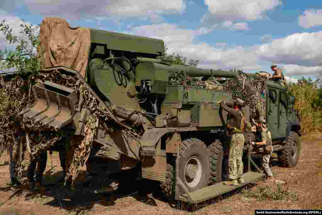 Довкола артсистеми починає метушитися розрахунок – вони мають швидко розгорнути свою гармату
