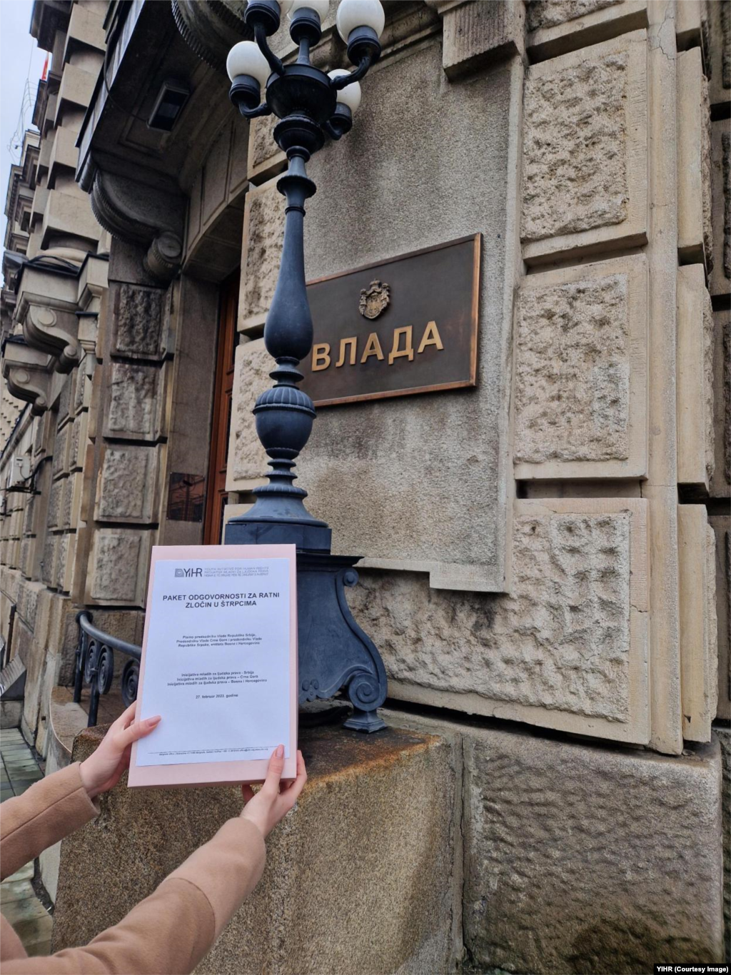 Predstavnici Inicijativa mladih za ljudska prava u Srbiji, Crnoj Gori i Bosni i Hercegovini povodom 30 godina od ratnog zločina u Štrpcima predali su "paket odgovornosti" premijerima Srbije, Crne Gore i entiteta Republika Srpska u BiH. Tim dokumentu, između ostalog, zahtevaju da se hitno formira regionalna komisija koja bi utvrdila "istinu o odgovornosti državnih organa za zločin u Štrpcima".  