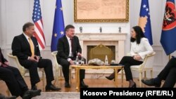 S leva na desno - Gabrijel Eskobar, Miroslav Lajčak i Vjosa Osmani u Prištini, 6. juna