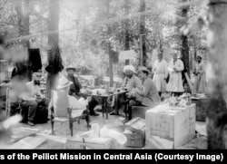 Članovi ekspedicije sa lokalnim uglednicima u kampu u Ošu.