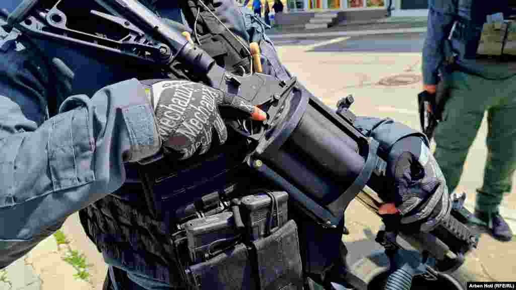 Prema navodima kosovskih vlasti, on je jedan od organizatora napada na pripadnike Kfora i "jedan od vođa kriminalne formacije 'Civilna odbrana'".