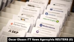 Partijski leci su prikazani tokom izbora za Evropski parlament na biračkom mestu u sportskoj dvorani Skuru u Nacku, Stokholm, 9. juna 2024.