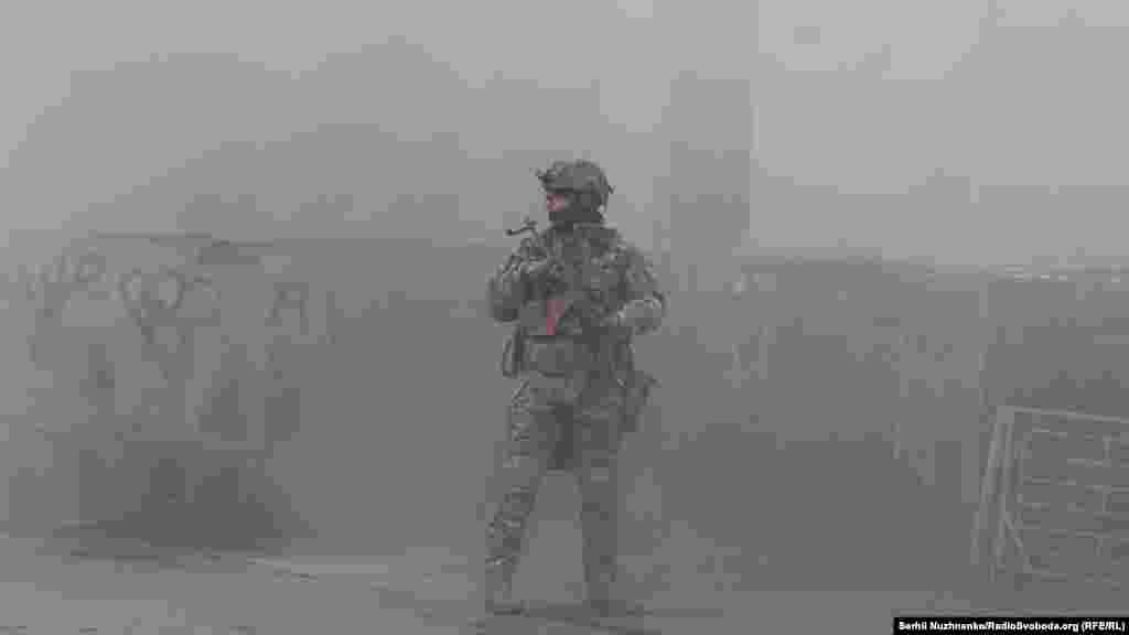 Спецпризначенці беруть під контроль усе приміщення міської ради. У ній «зловмисники захопили в заручники працівників»