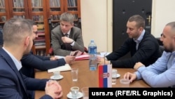 Arno Gujon (u sredini), direktor Uprave za saradnju sa dijasporom i Srbima u regionu, sa Dejanom (drugi s leva) i Milanom Pudarom (prvi s desna) tokom Gujonove posete Udruženju studenata Republike Srpske u Srbiji, 21. februara 2022.