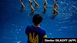 Українські плавці-олімпійці беруть участь у тренуванні в Києві 6 квітня 2023 року