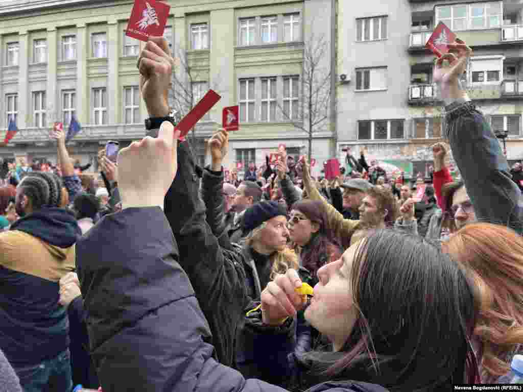 Demonstranti su pokazali 'crveni karton' vlastima. Beograd, 30. decembar 2023.
