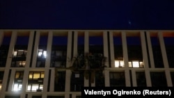 Пошкоджена будівля під час чергової російської атака на Київ, 13 липня 2023 року